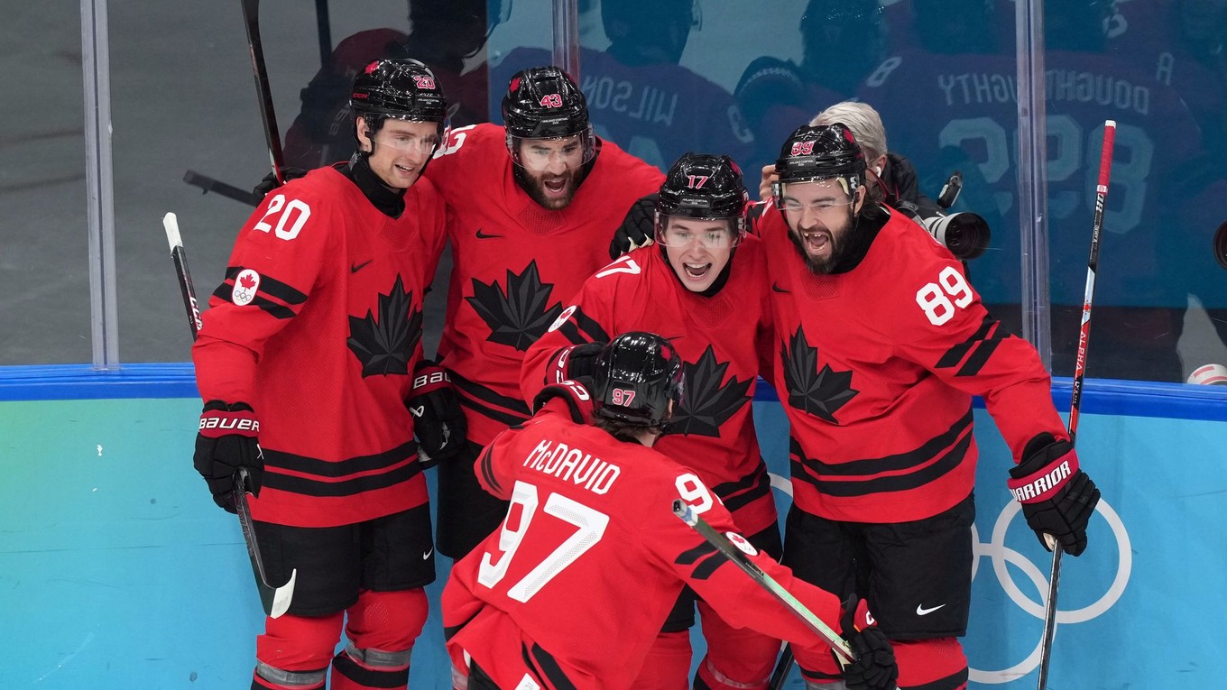 Macklin Celebrini (17) oslavuje so spoluhráčmi gól proti Češku v zápase štvrťfinále.