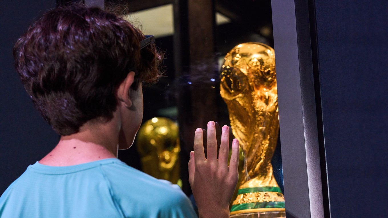 Mladý chlapec pozerá na trofej pre víťaza MS.