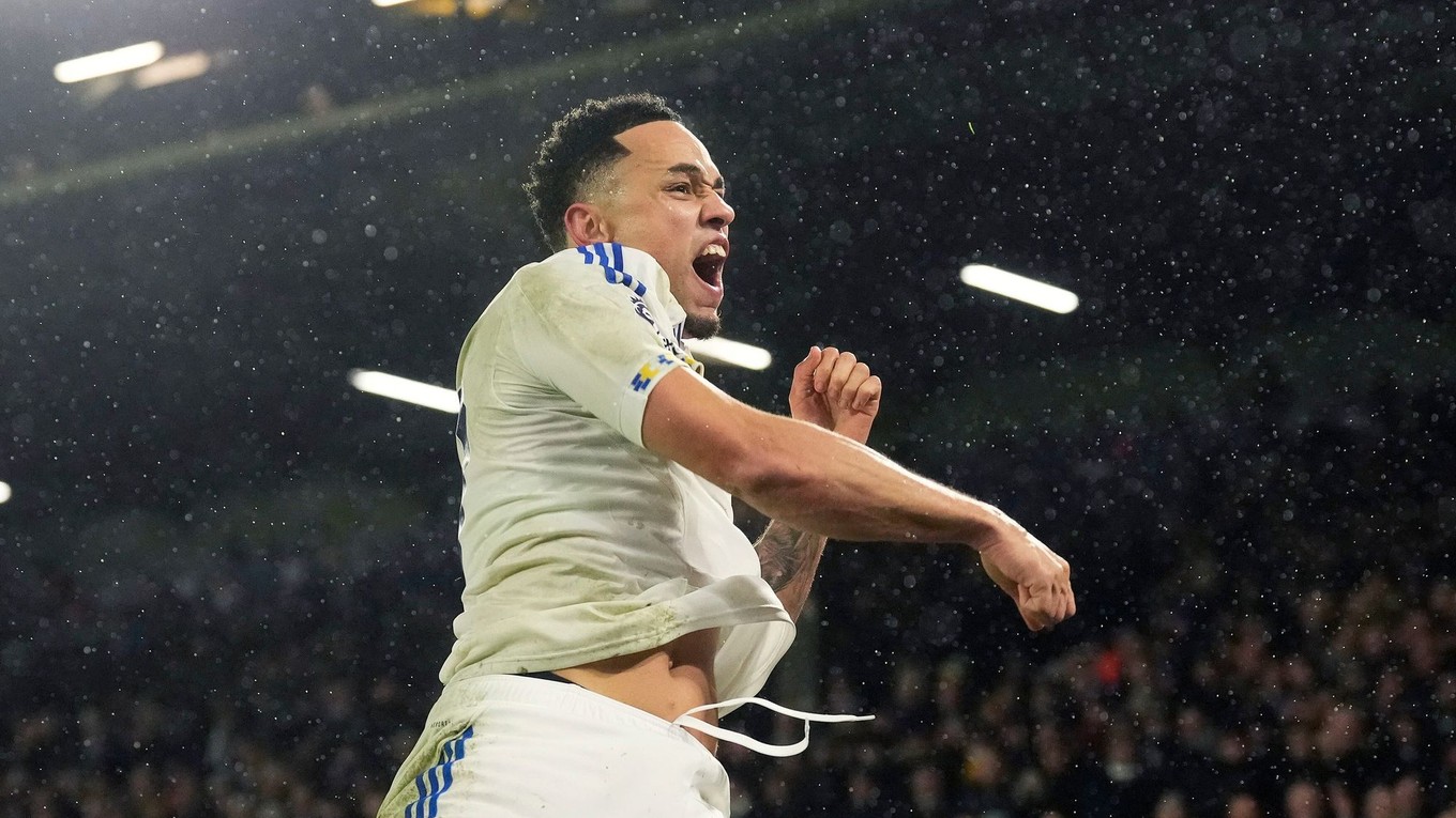 Noah Okafor oslavuje gól. 