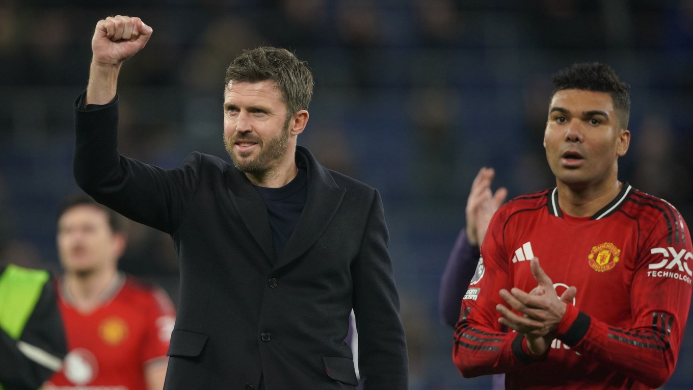 Na snímke tréner Manchesteru Michael Carrick a hráč Manchesteru United Casemiro sa radujú po zápase 27. kola anglickej Premier League FC Everton - Manchester United.