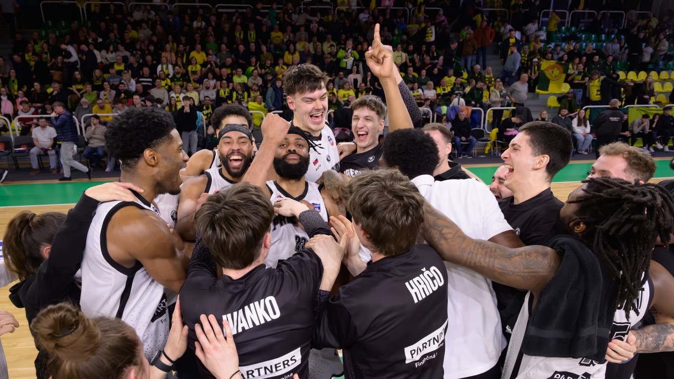 Basketbalisti BC Prievidza oslavujú po tom, čo sa stali víťazom Tipos Final Four Slovenského pohára v sezóne 2025/2026.