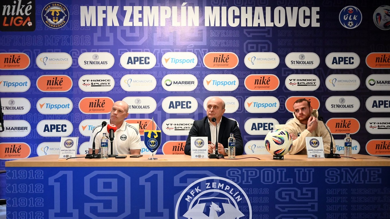 Zľava hlavný tréner MFK Zemplín Michalovce Anton Šoltis , generálny manažér Ivan Gondor a kapitán MFK Zemplín Michalovce Lukáš Pauschek