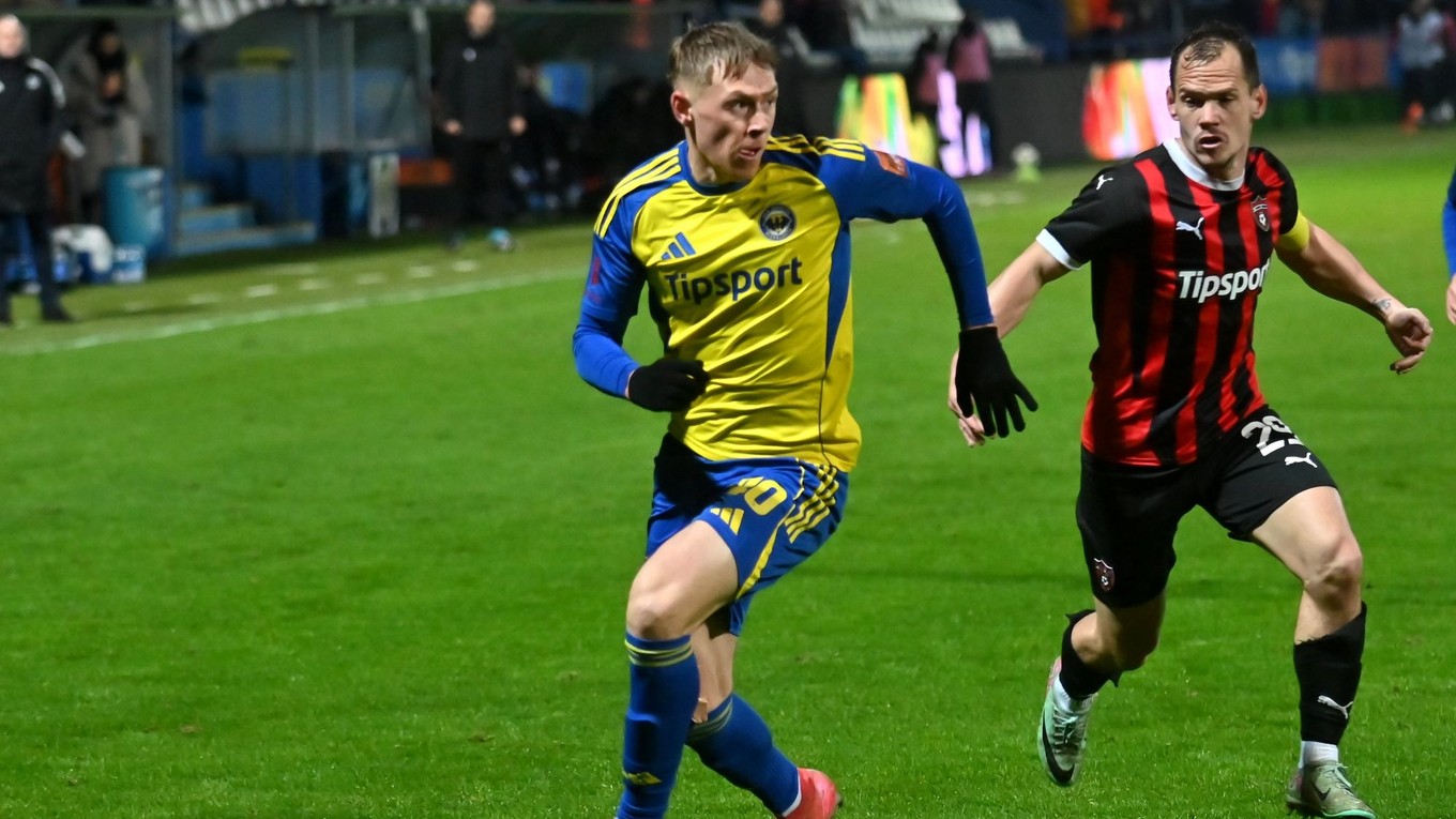 Zľava Hugo Ahl (Michalovce) a Martin Mikovič (Trnava)