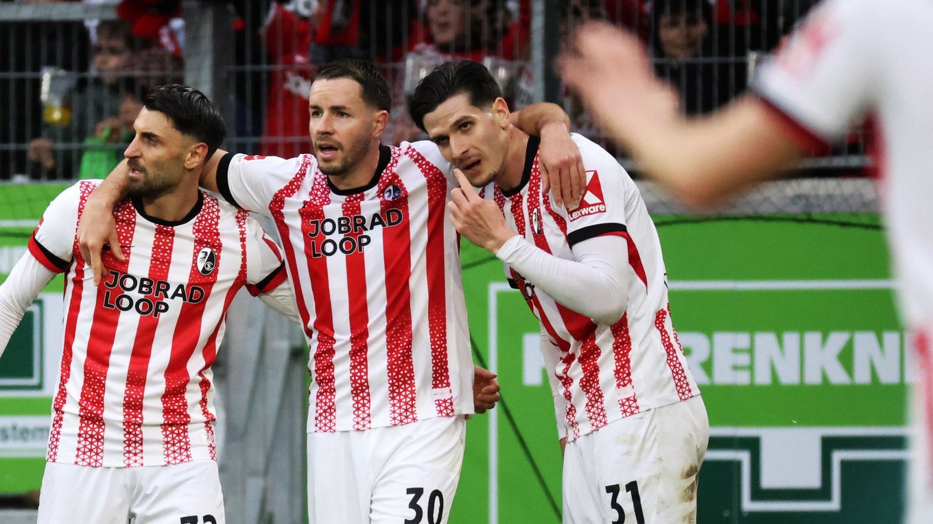  Hráč Freiburgu Igor Matanovič (vpravo) sa teší z gólu so spoluhráčmi.