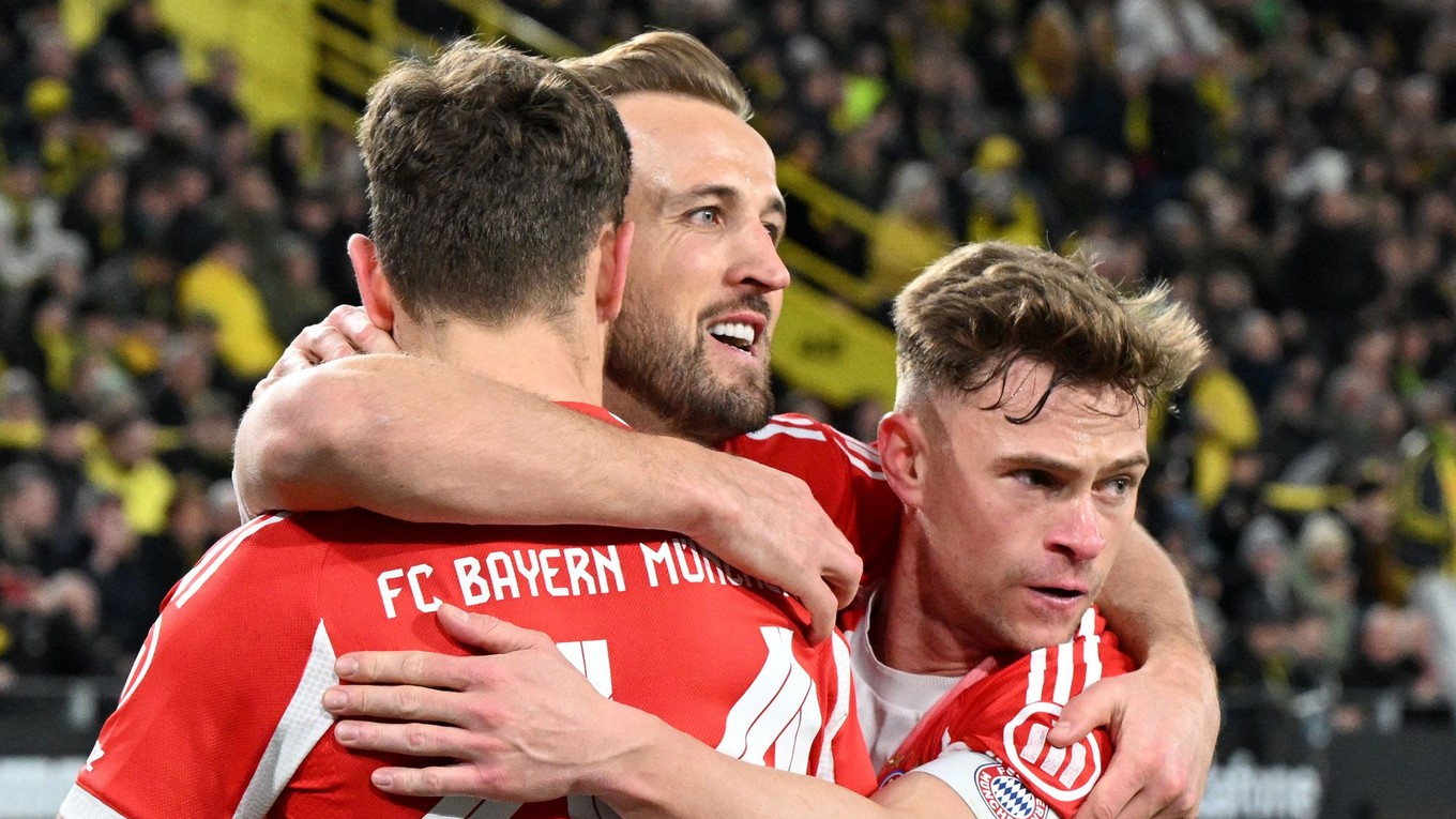Hráč Bayernu Harry Kane (uprostred) oslavuje gól