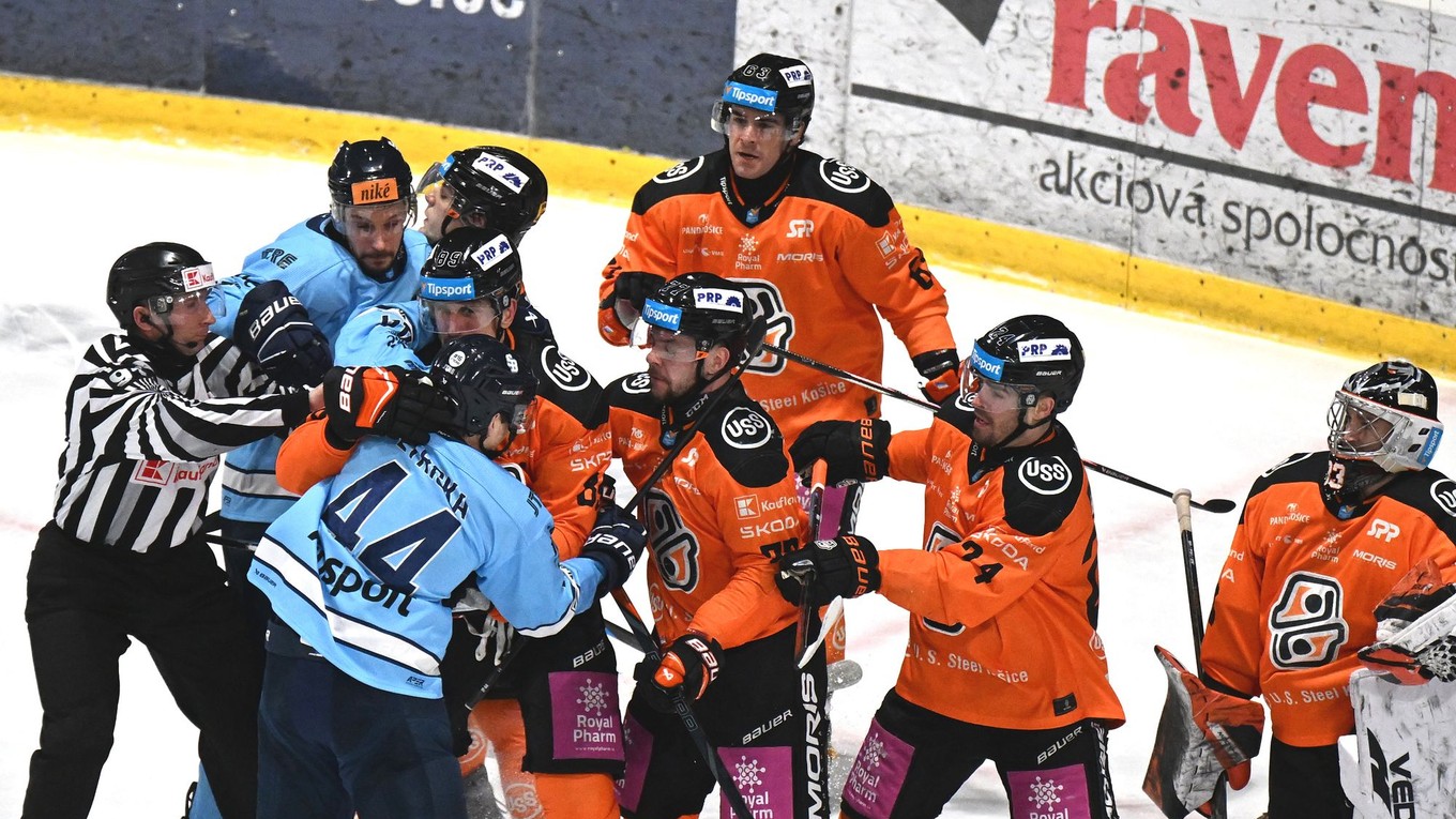 Na snímke šarvátka počas zápasu 44. kola hokejovej Tipsport ligy HC Košice - HC Slovan Bratislava.