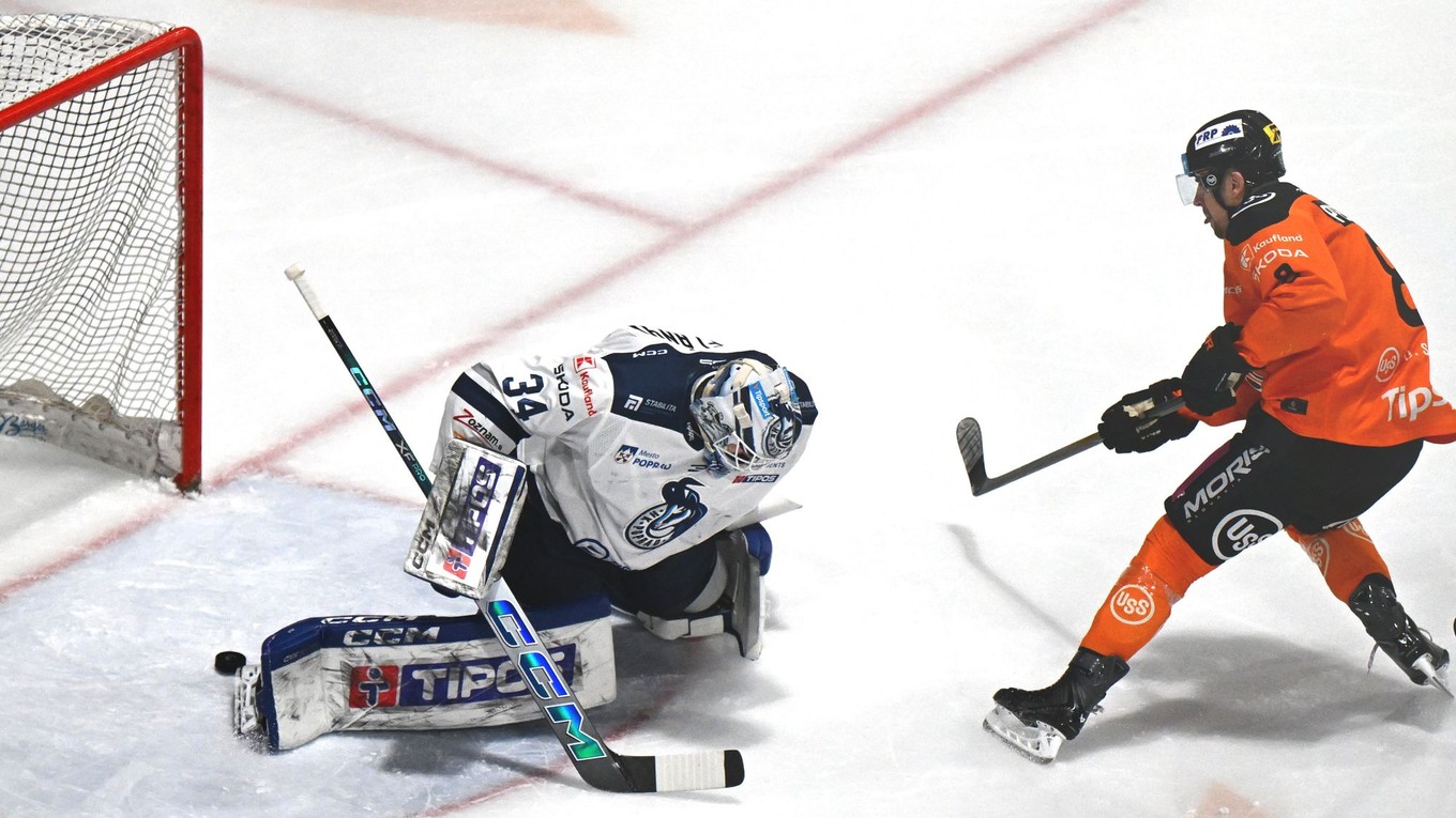 Na snímke vľavo brankár Filip Belanyi (Poprad) inkasuje prvý gól, vpravo autor gólu Šimon Petráš (Košice).