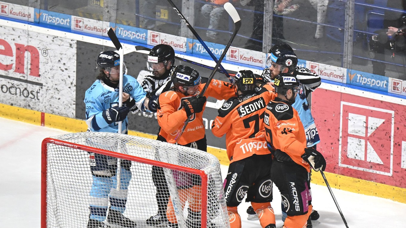 Šarvátka počas zápasu 49. kola hokejovej Tipsport ligy HC Košice - HK Nitra.