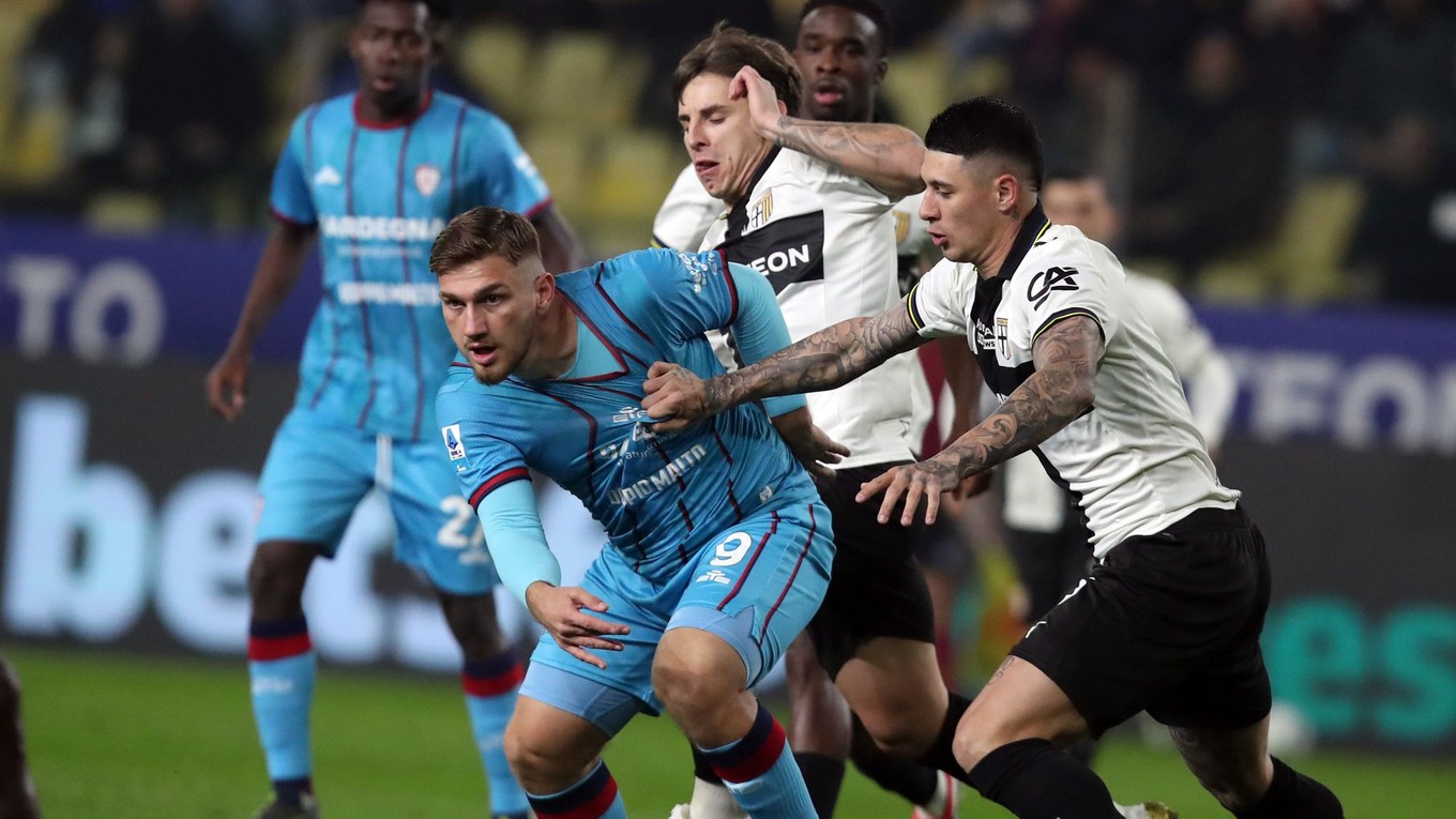 Hráč Parmy Lautaro Valenti (vpravo) a Semin Kilicsoy z Cagliari v zápase 27. kola talianskej Serie A Parma Calcio - Cagliari Calcio.