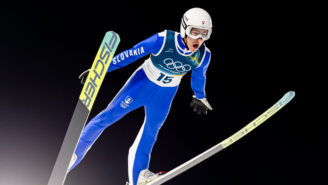ONLINE: Hektor Kapustík dnes ide skoky na lyžiach na veľkom mostíku na ZOH 2026.
