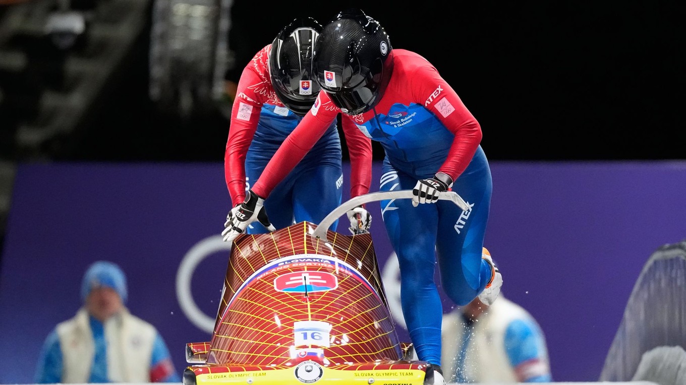 Slovenské bobistky Viktória Čerňanská a Lucia Mokrášová počas tretej jazdy v súťaži dvojbov žien.