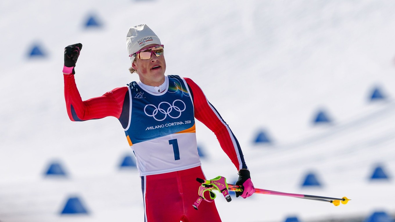 Nórsky bežec na lyžiach Johannes Hösflot Kläbo sa raduje po výhre.