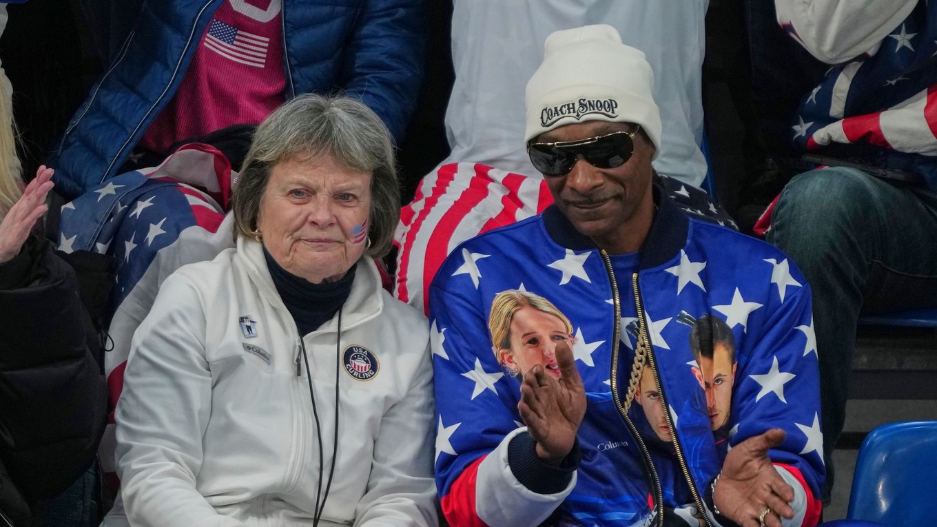Snoop Dogg v hľadisku počas curlingového zápasu v spoločnosti mamy amerického curlera Koreyho Dropkina. 