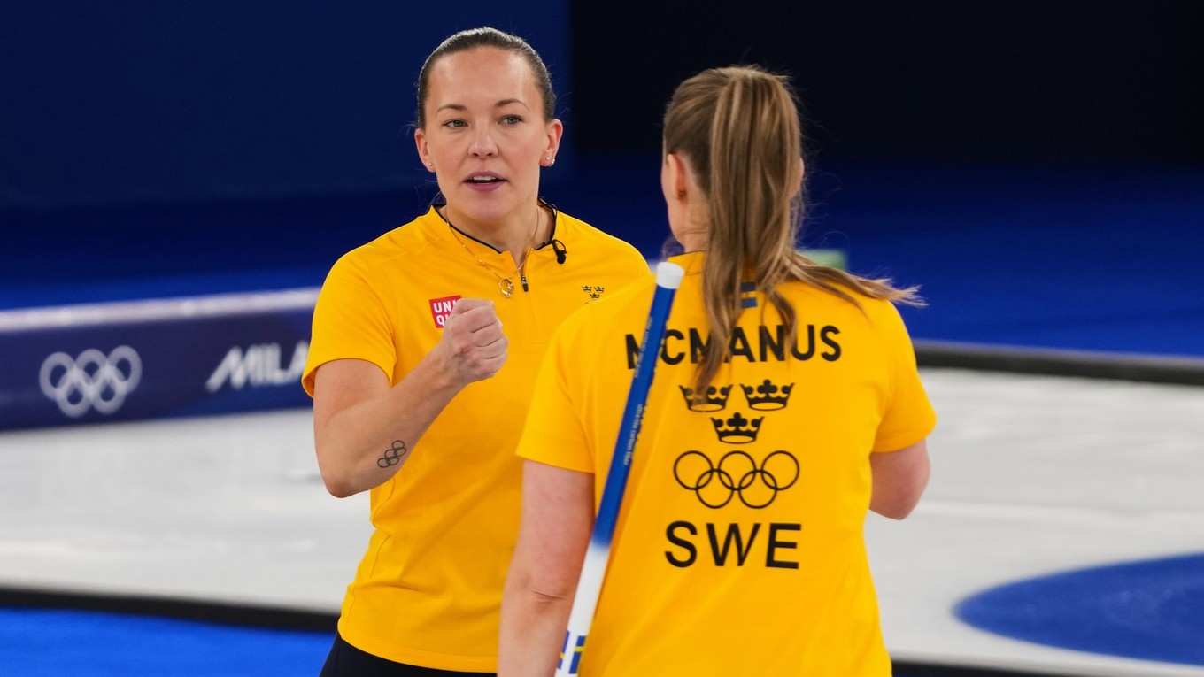 Švédky oslavujú triumf v curlingu na ZOH 2026.