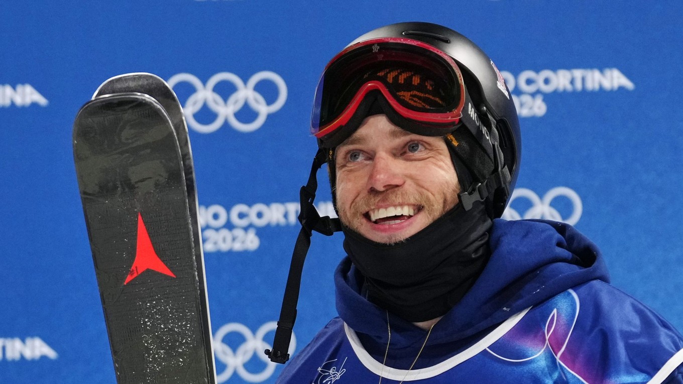 Britský akrobatický lyžiar Gus Kenworthy sa usmieva počas finále na U-rampe mužov na zimných olympijských hrách.