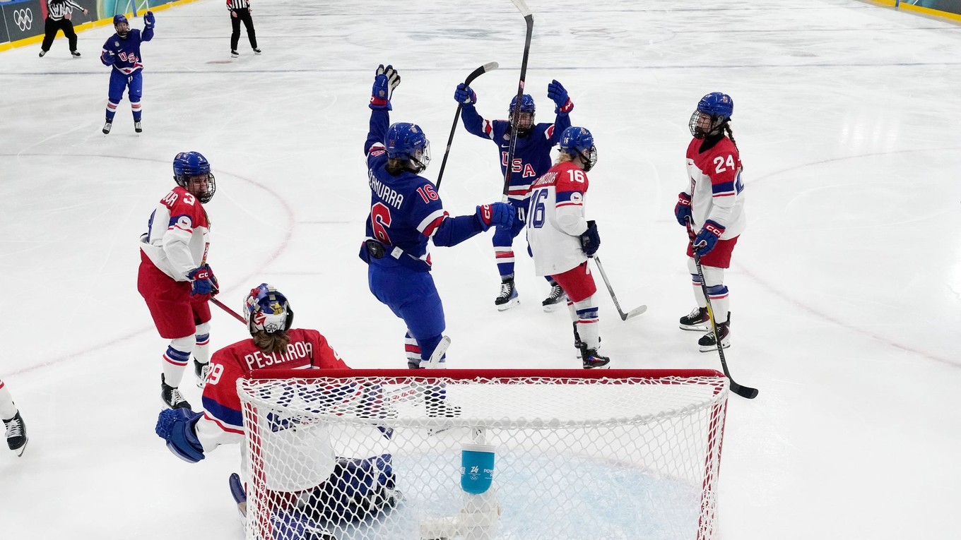 Spojené Štáty oslavujú gól v sieti Česka.