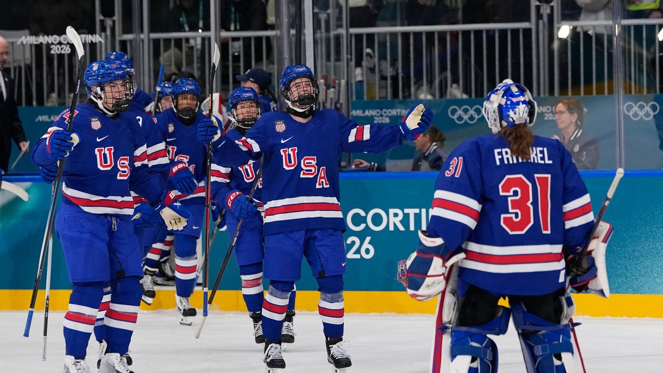 Hokejistky USA oslavujú gól.