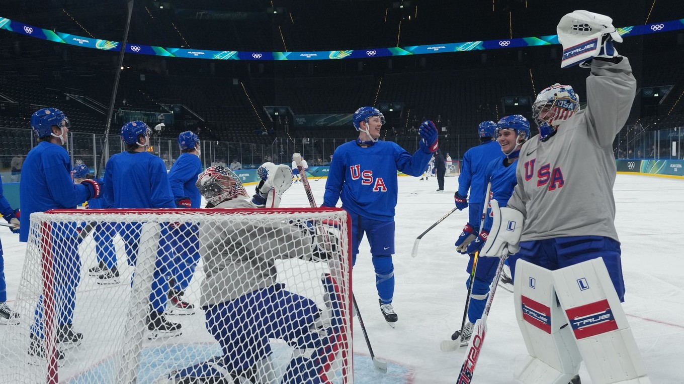 Americkí hokejisti počas tréningu.