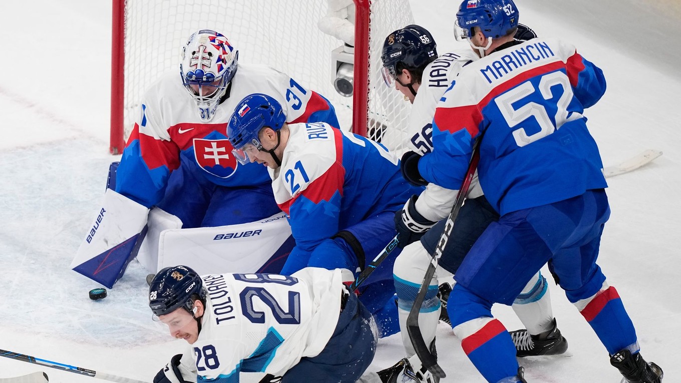 Slovenský brankár Samuel Hlavaj v zápase Slovensko - Fínsko na ZOH 2026.