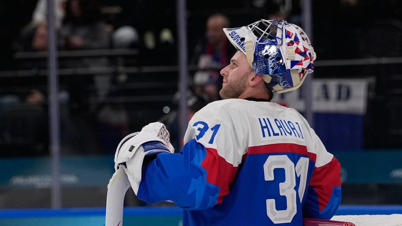 Brankár Samuel Hlavaj v zápase proti Fínsku na ZOH 2026 v Miláne. 