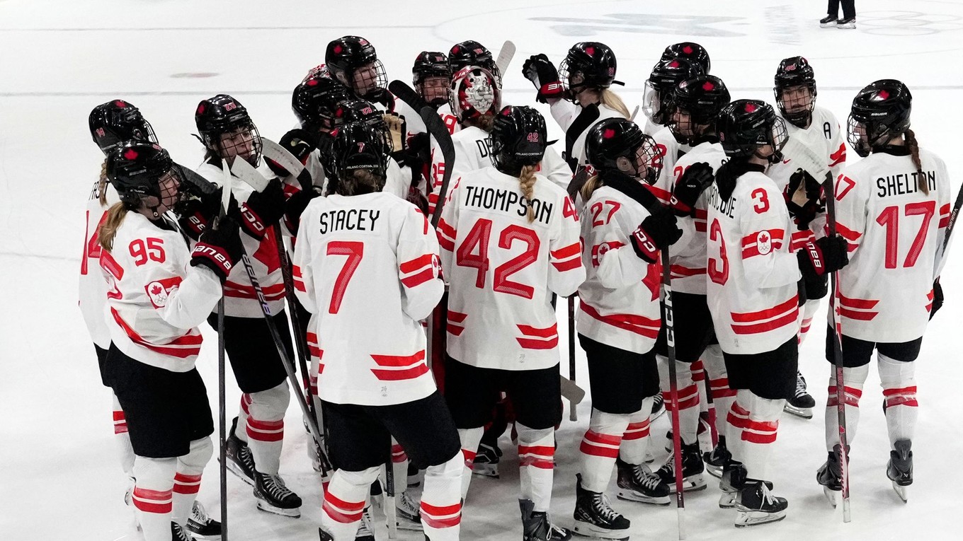 Kanadské hokejistky oslavujú víťazstvo.