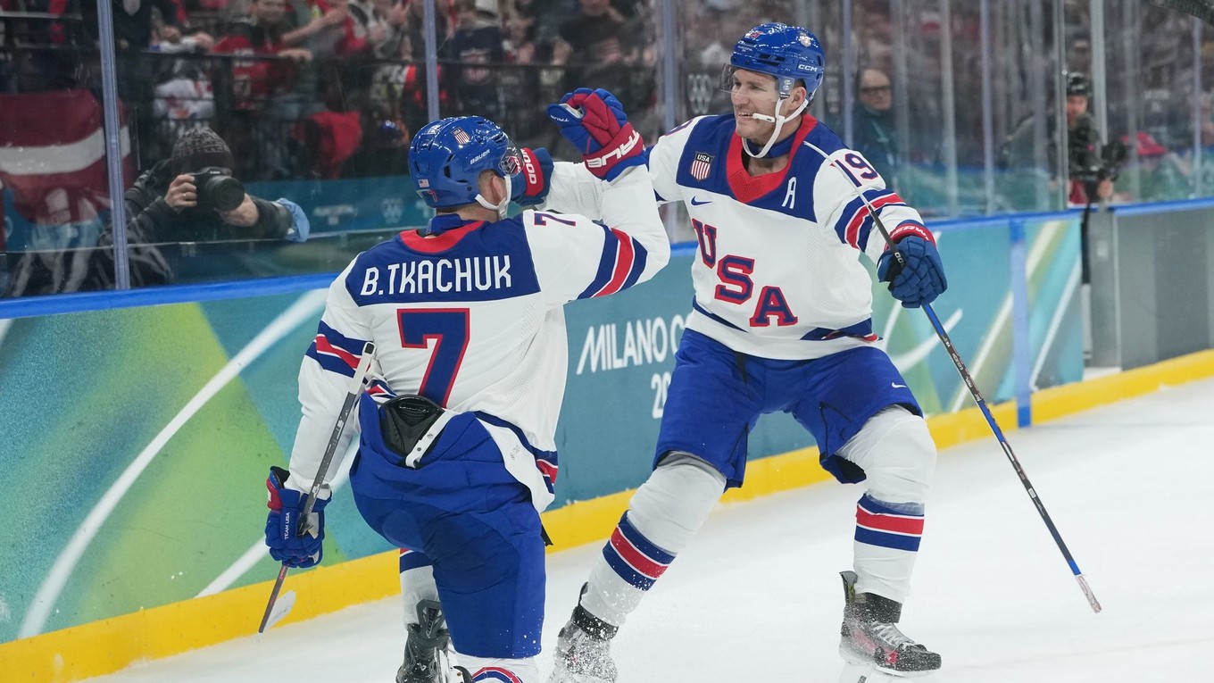 Bratia Brady Tkachuk a Matthew Tkachuk v drese USA počas ZOH 2026.