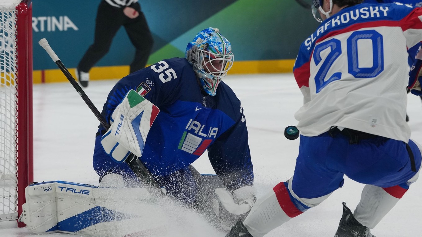 Brankár Davide Fadani a Juraj Slafkovský počas zápasu Taliansko - Slovensko na ZOH 2026.