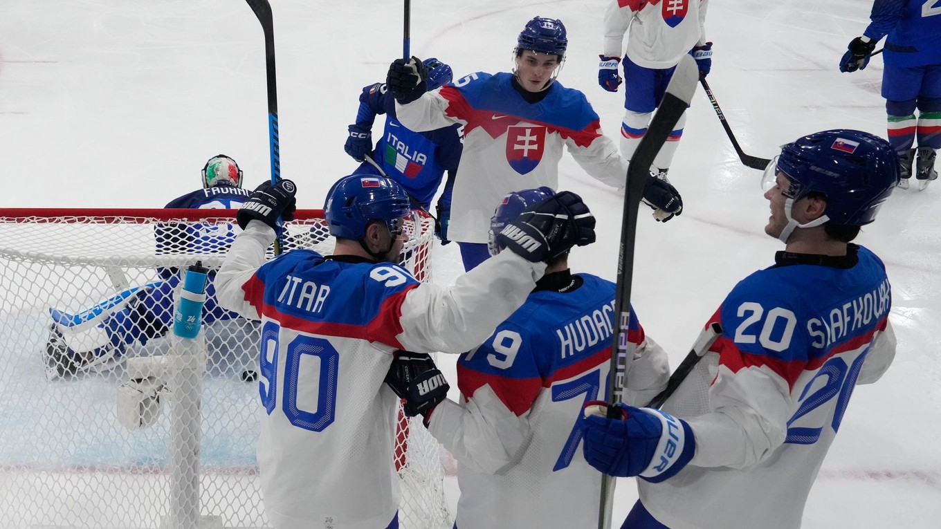 Slovenskí hokejisti oslavujú gól.