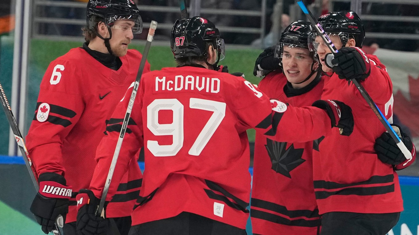 Hokejisti Kanady oslavujú gól proti Švajčiarsku.