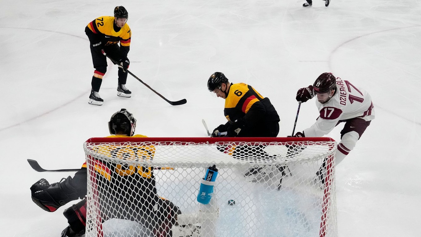 Fotka zo zápasu Nemecko - Lotyšsko na ZOH 2026.