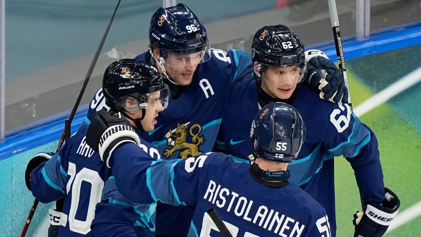 Hokejisti Fínska oslavujú gól do siete Talianska na ZOH 2026.