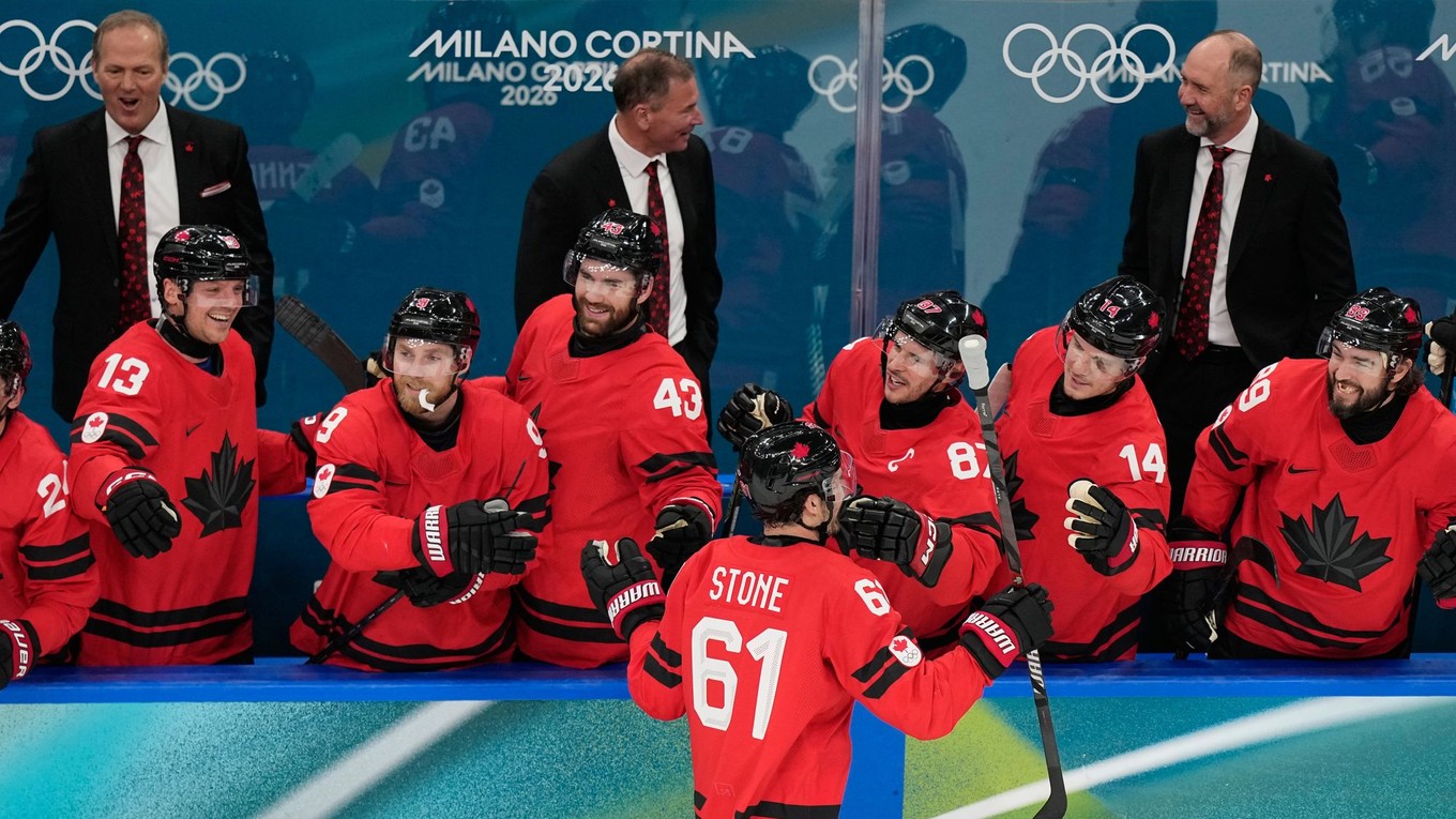 Mark Stone oslavuje zo spoluhráčmi svoj gól.