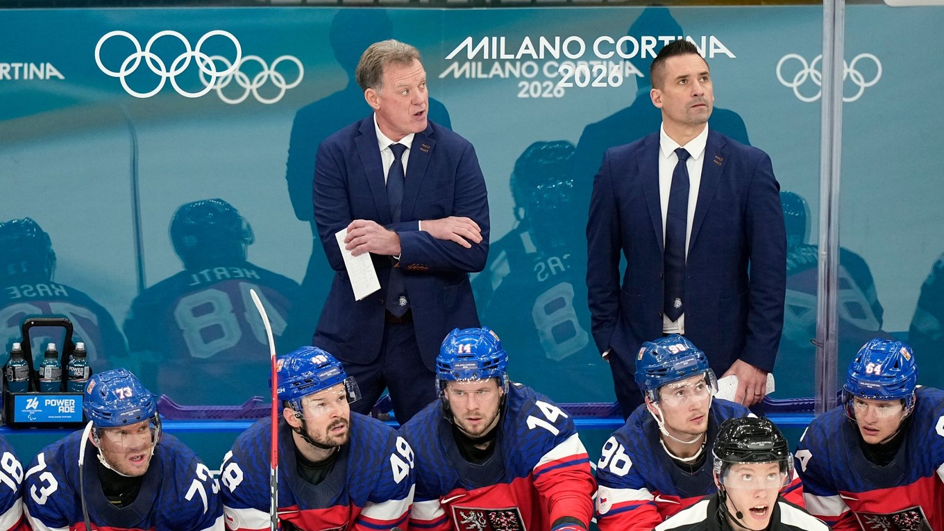 Tréner Radim Rulík (vľavo hore) na lavičke Česka počas ZOH 2026.