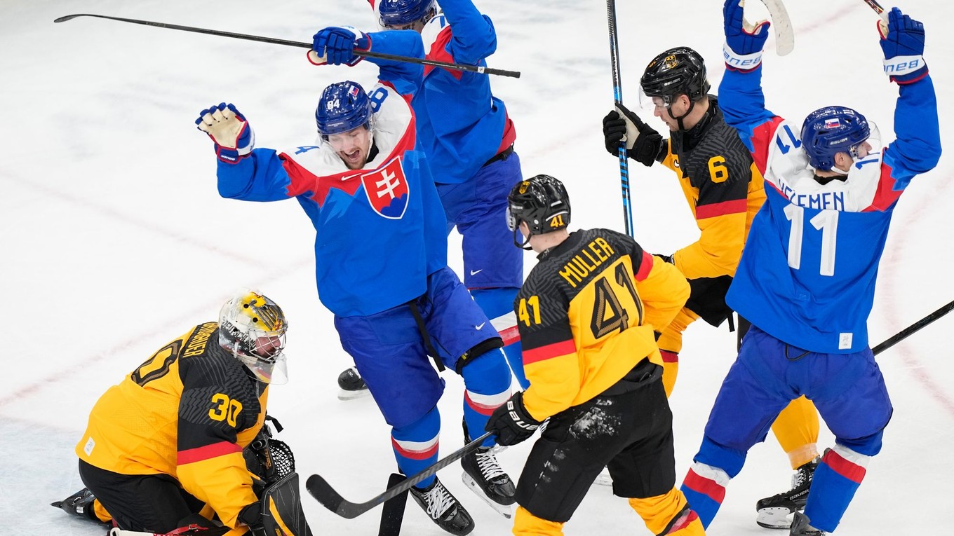 Pavol Regenda (84) oslavuje gól v zápase Slovensko - Nemecko na ZOH 2026.