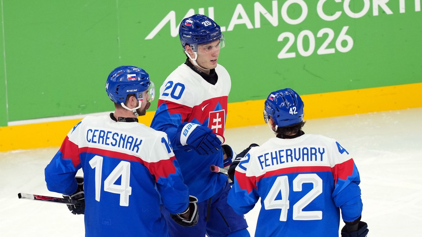 Juraj Slafkovsky (20) oslavuje gól.