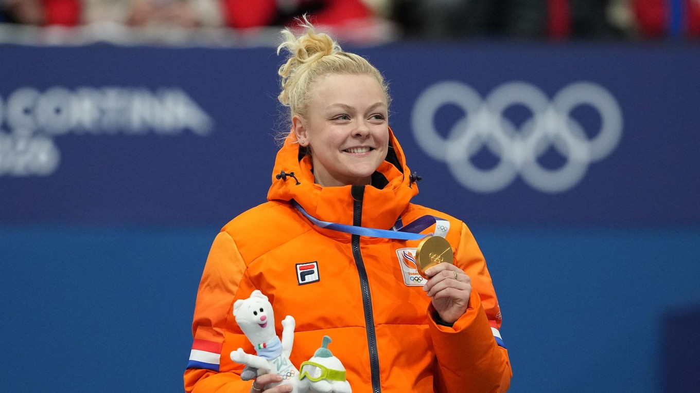 Holandská šortrekárka Xandra Velzeboerová sa raduje zo zisku zlata po pretekoch na 1000 m.