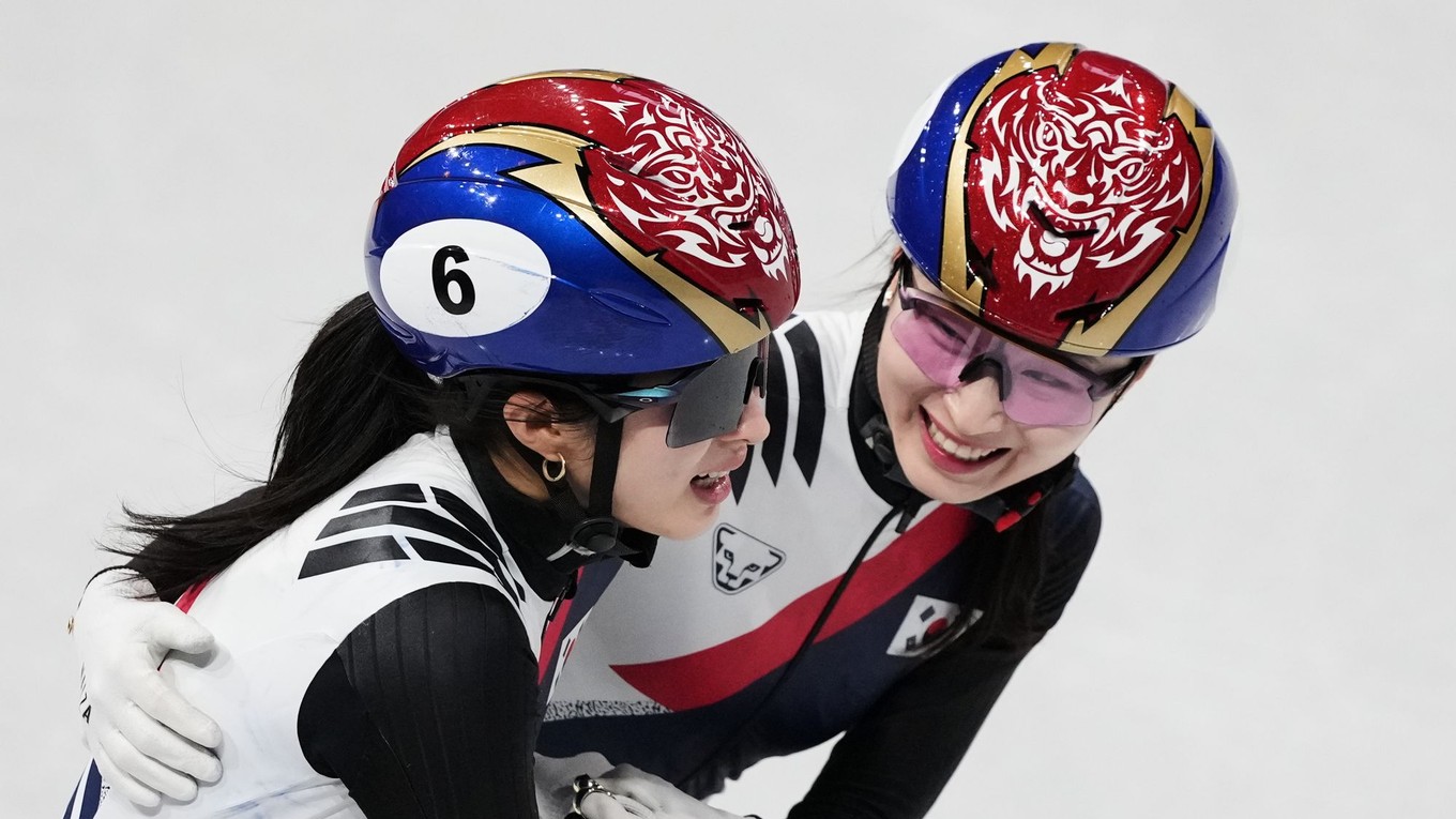 Šortrekárky Kórejskej republiky oslavujú zisk zlata.