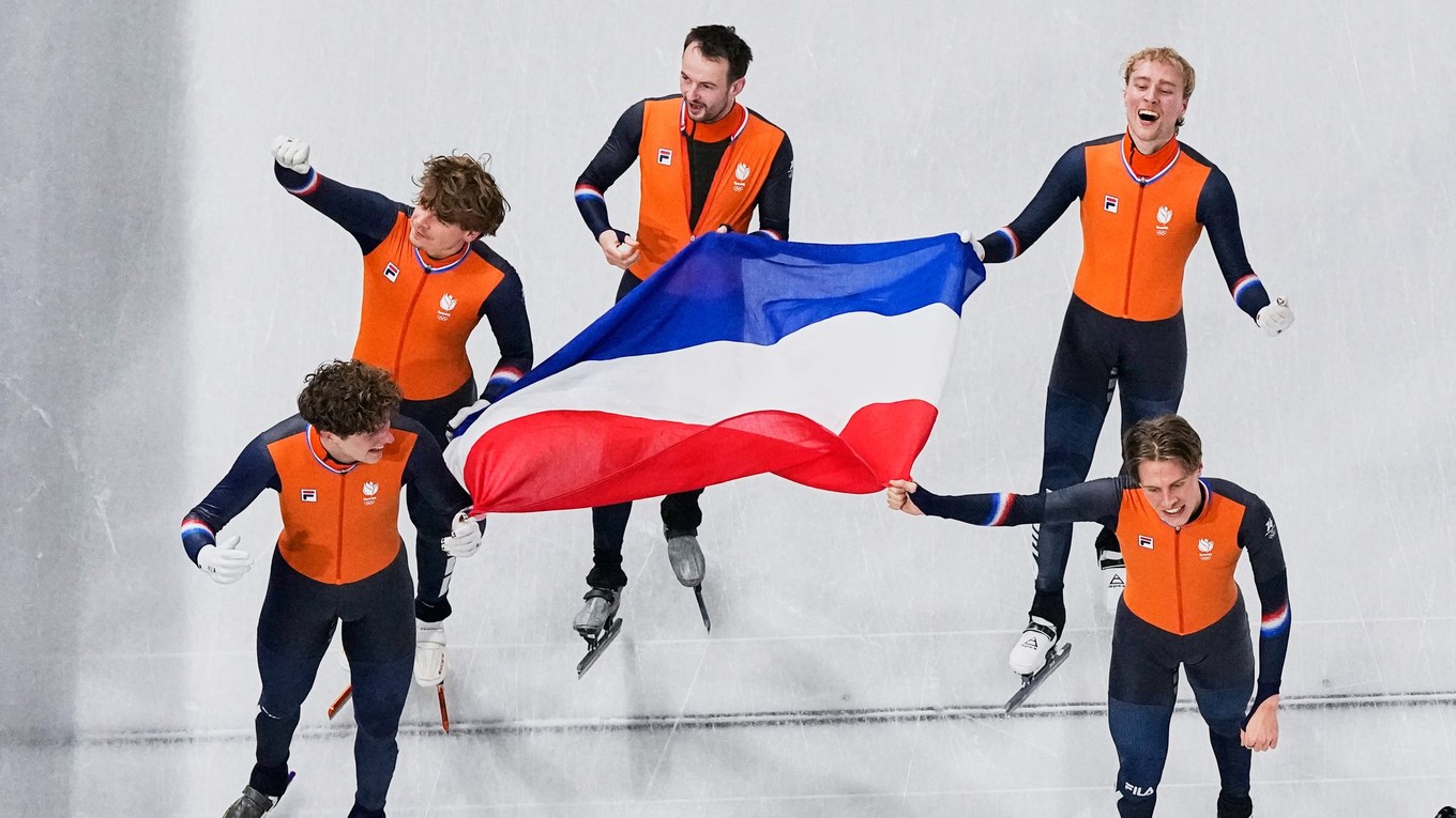 Holandská zostava šortrekárov oslavuje zlato