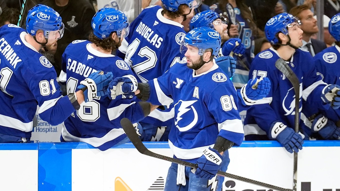 Slovenský hokejový obranca Erik Černák (vľavo) z Tampa Bay Lightning sa teší z gólu, ktorý strelil jeho spoluhráč Nikita Kučerov