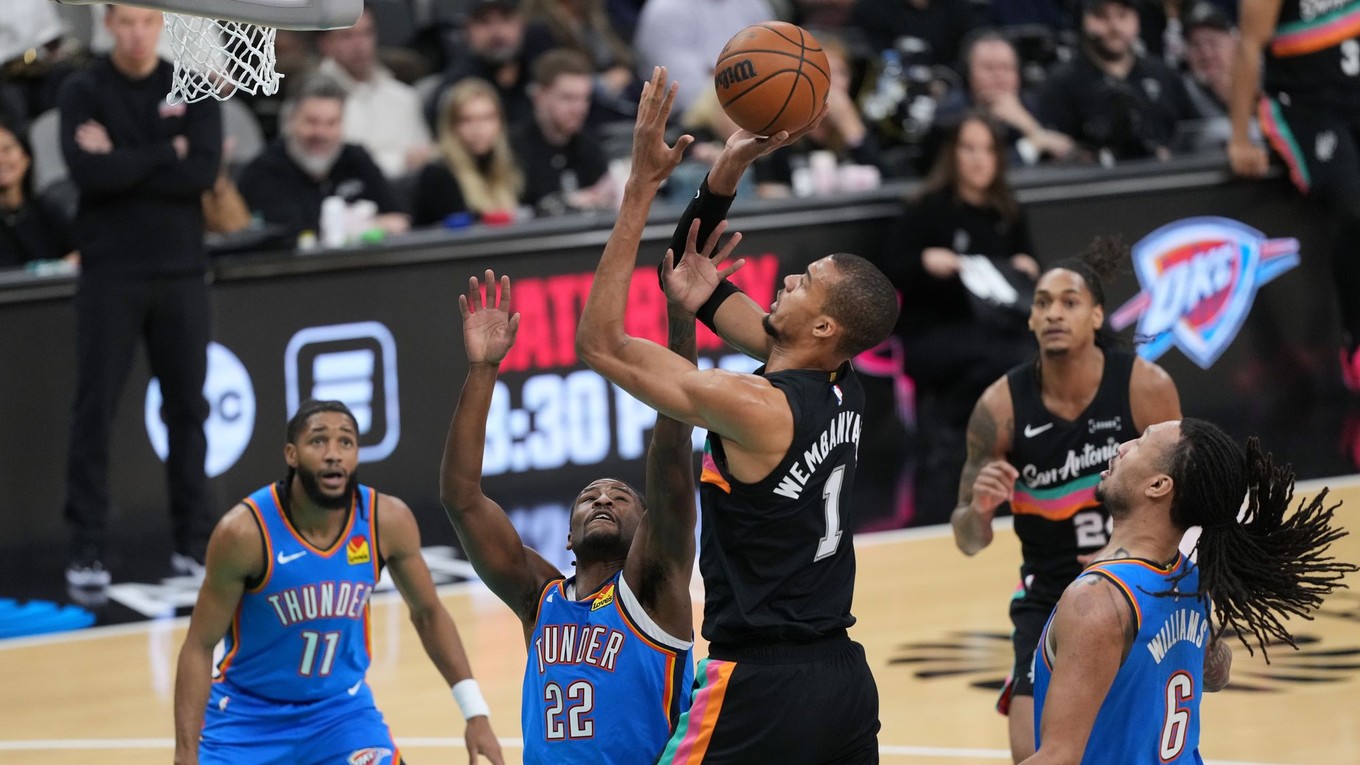 Victor Wembanyama v zápase s Oklahomou