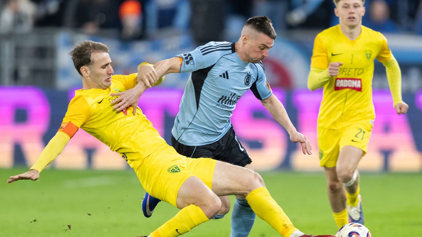 Róbret Mak (Slovan) a Dominik Sváček (Žilina) vo futbalovom zápase 2. kola nadstavby Niké ligy o titul.
