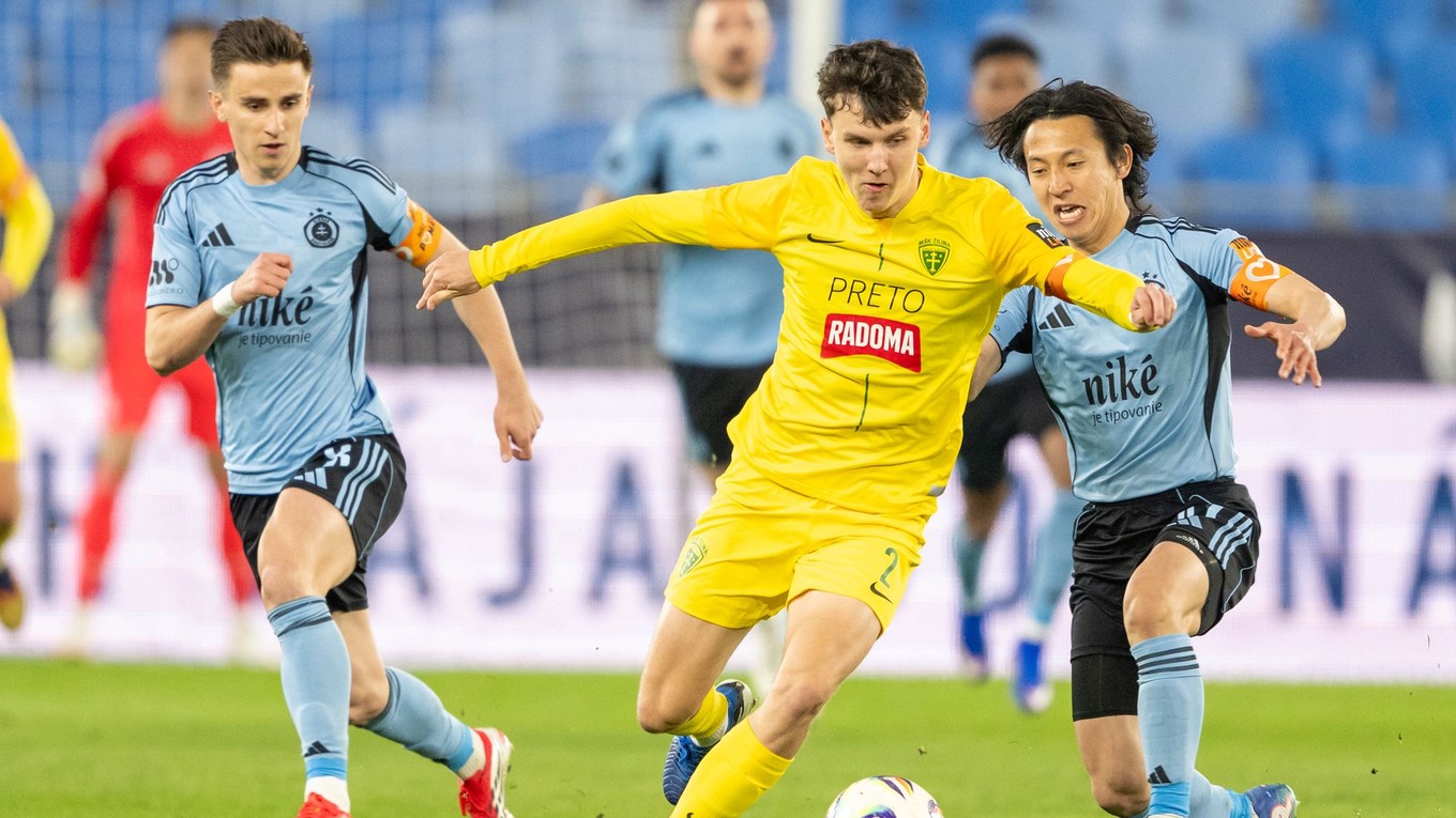 Na snímke vľavo Artur Gajdoš, vpravo Daiki Matsuoka (obaja Slovan) a uprostred Marek Okál (Žilina) vo futbalovom zápase 2. kola nadstavby Niké ligy o titul medzi ŠK Slovan Bratislava - MŠK Žilina.