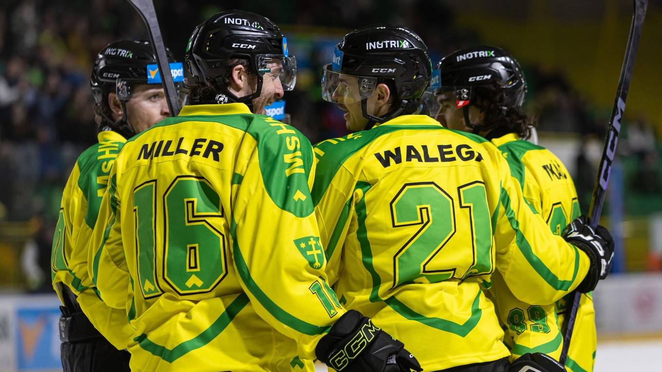 Hráči Žiliny sa radujú z gólu v zápase 54. kola hokejovej Tipsport ligy medzi Vlci Žilina a HK Spišská Nová Ves.