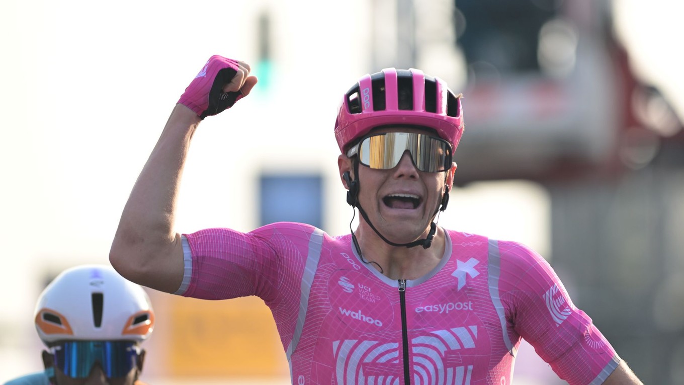 Luke Lamperti vyhráva prvú etapu na Paríž-Nice.