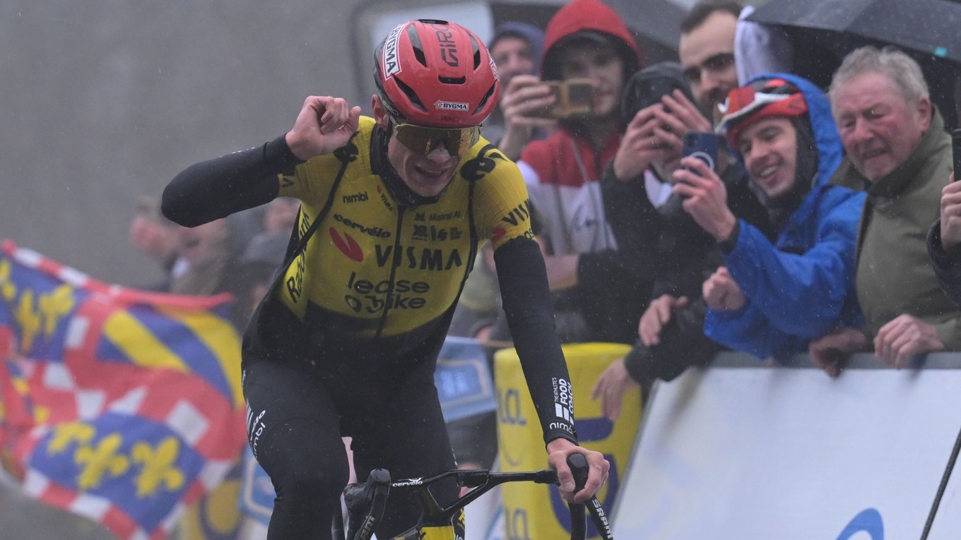 Jonas Vingegaard sa teší v cieli 4. etapy pretekov Paríž - Nice 2026.