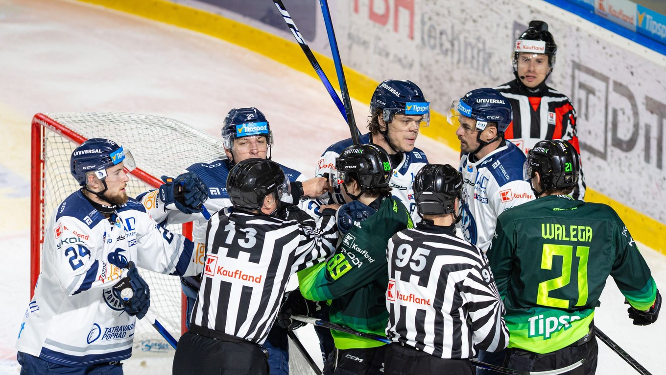 Na snímke hráči Žiliny a Popradu vo vzájomnom súboji pred bránou.