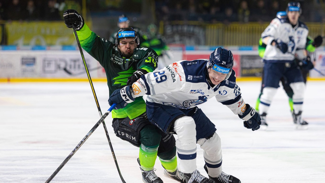 Jozef Baláž (Žilina) a Samuel Fereta (Poprad) bojujú o puk.