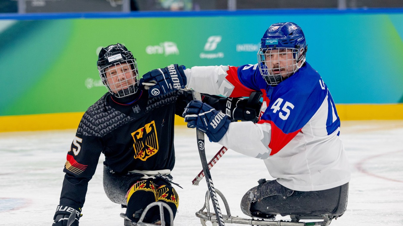 Na snímke sprava Miloš Večerek (Slovensko) a Sven Stumpe (Nemecko) v parahokejovom zápase Slovensko - Nemecko.
