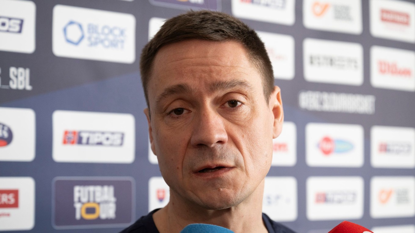 Na snímke tréner slovenskej ženskej basketbalovej reprezentácie Martin Pospíšil rozpráva počas zrazu.