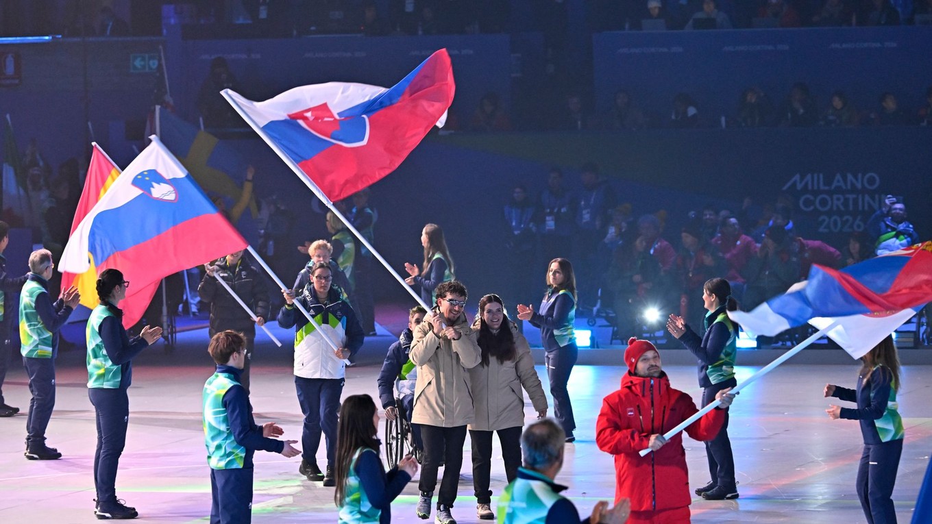 Na snímke slovenský paraalpský lyžiar Marek Kubačka a navádzačka Mária Zaťovičová sa účastnia na záverečnom ceremoniáli na XIV. zimných paralympijských hrách.